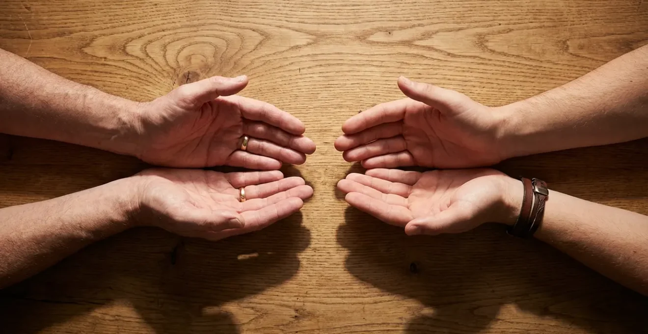 Mani aperte che si avvicinano senza toccarsi sopra un tavolo di legno naturale, a simboleggiare la connessione energetica.