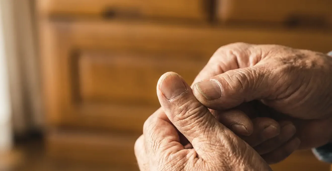 Mani in posizione di Jin Shin Jyutsu per sbloccare i flussi energetici