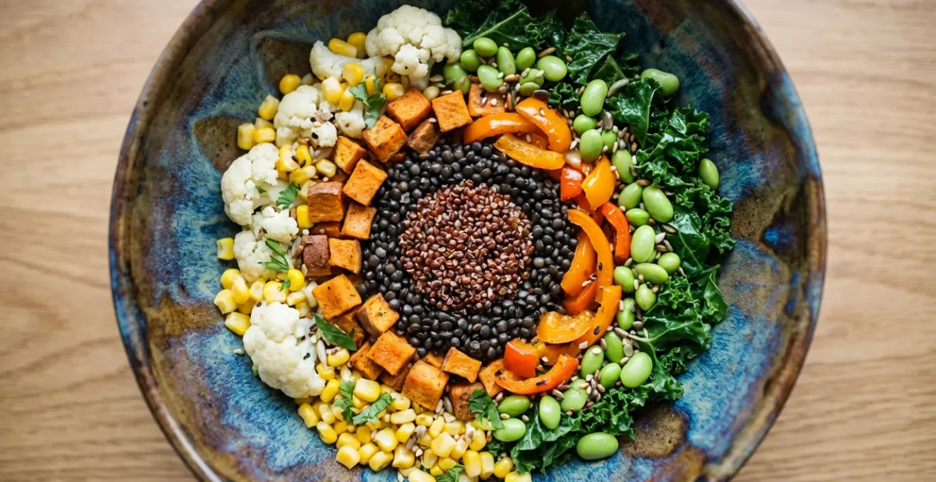 Vista dall'alto di un piatto colorato con verdure disposte in modo armonioso su tavolo di legno naturale